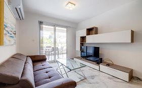 Modern Apartment Steps To St George'S Bay