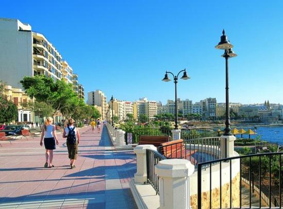 Modern Apartment Steps To St George'S Bay San Giuliano Esterno foto