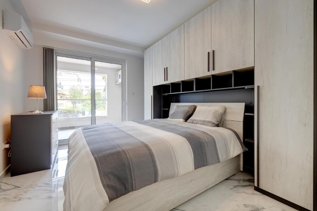 Modern Apartment Steps To St George'S Bay San Giuliano Esterno foto